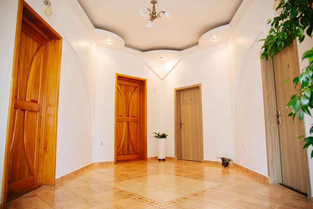 Pensiunea Casa Cristal Târgu Jiu エクステリア 写真