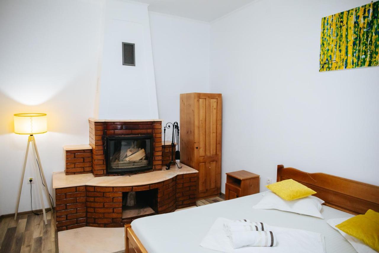 Pensiunea Casa Cristal Târgu Jiu エクステリア 写真