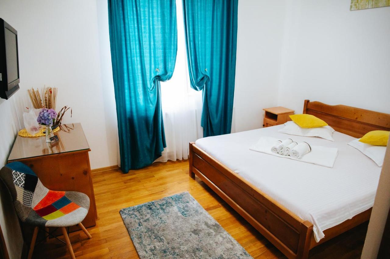 Pensiunea Casa Cristal Târgu Jiu エクステリア 写真