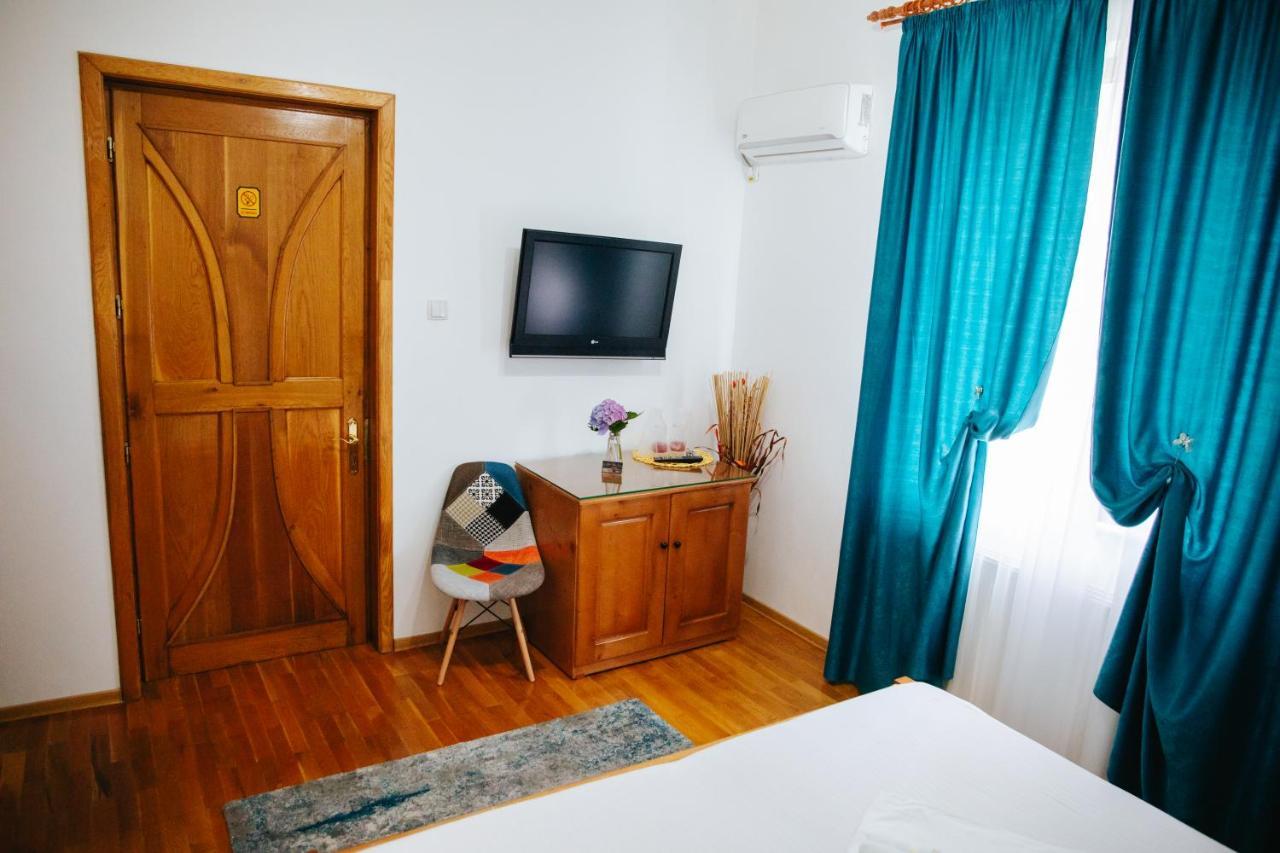 Pensiunea Casa Cristal Târgu Jiu エクステリア 写真