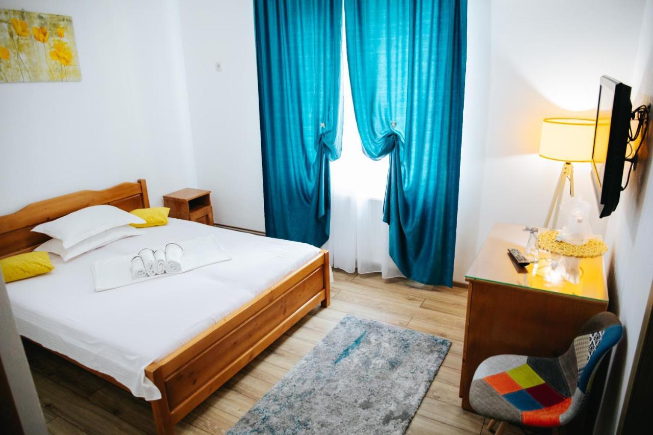 Pensiunea Casa Cristal Târgu Jiu エクステリア 写真