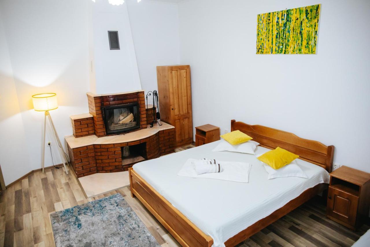Pensiunea Casa Cristal Târgu Jiu エクステリア 写真