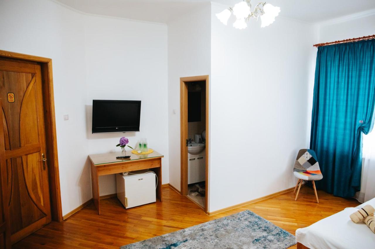 Pensiunea Casa Cristal Târgu Jiu エクステリア 写真