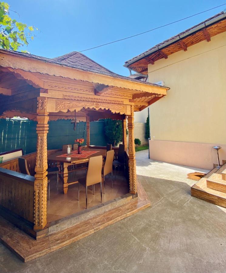 Pensiunea Casa Cristal Târgu Jiu エクステリア 写真